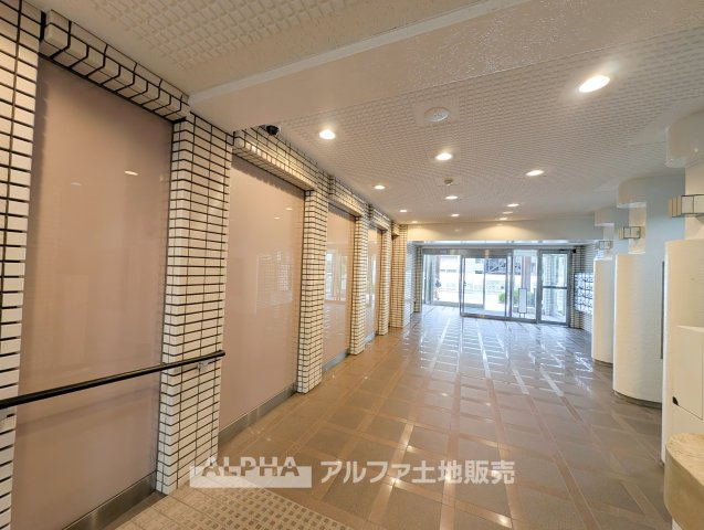 【Entrance】　◆エントランス◆住まう方や来訪者を迎えるマンションの玄関口。毎日の行き帰りを気持ちよく演出します。