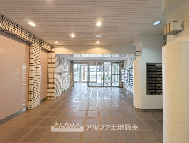 【Welcome　Home】　◆エントランス◆マンションの顔となる共用エントランス。住まいへ帰るたびに、落ち着きを感じられる空間です。
