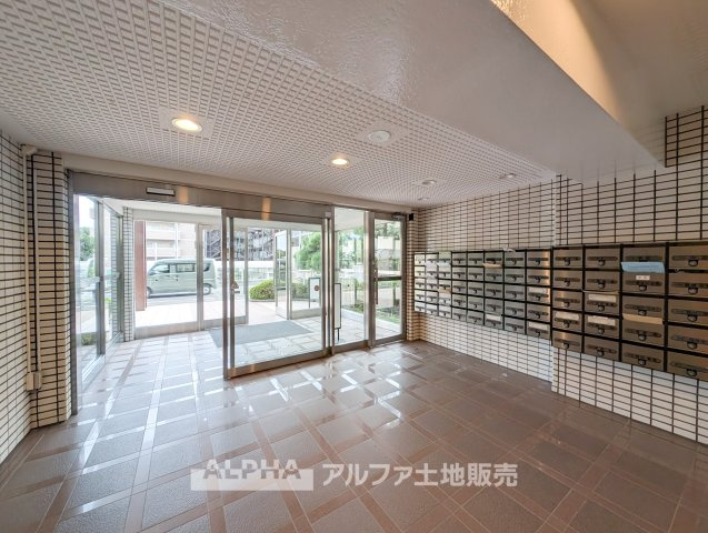 【Intercom】　◆インターホン◆来訪者を室内から確認・応対できる便利な設備。玄関まで出ることなく対応でき、日々の暮らしに役立ちます。