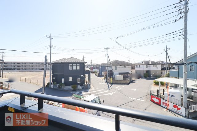 【建物からの眺望】現地完成写真。バルコニーからの景色。十分な間隔が確保されております。