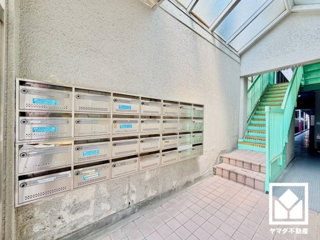 共用部には日常の郵便物受け取りに便利な集合ポストが備わっています。住まいの利便性を支える設備のひとつです。