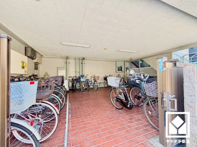 屋根付き駐輪場を設置。雨や日差しの影響を受けにくく、大切な自転車の保管にも便利です。平置きなので、さまざまなタイプの自転車を置きやすい仕様です。