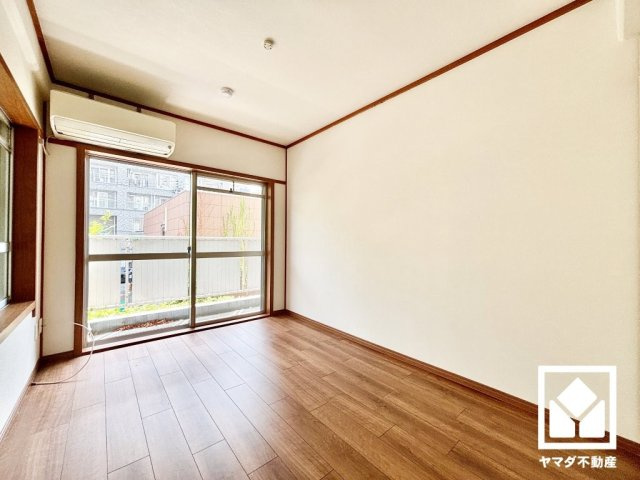 約6帖の南東側洋室です。全居室6帖のゆとりある居住空間?で、広々お使いいただけます。