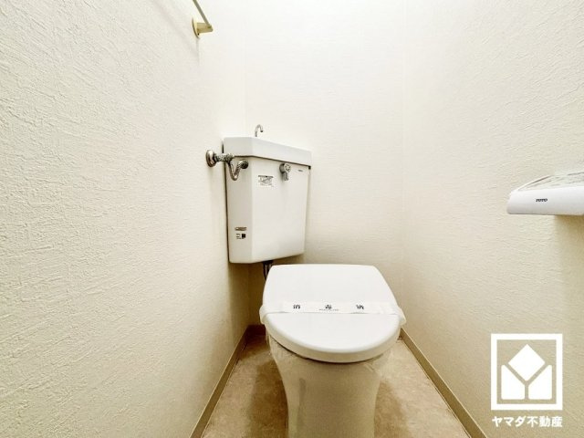 落ち着いたデザインと使いやすさを兼ね備えたトイレです。毎日使う場所だからこそ、快適性にも配慮されています。