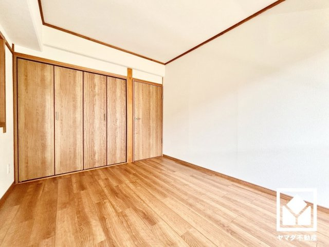 約6帖の南西側洋室です。大きなクローゼット付きで整理整頓しやすいお部屋です。
