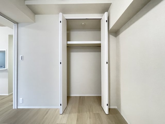 西側洋室6.0帖収納。