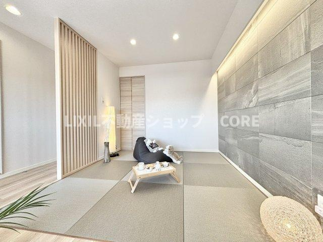 来客時や一息つきたいときなどに利用できる用途多様な空間の畳コーナーがございます。
