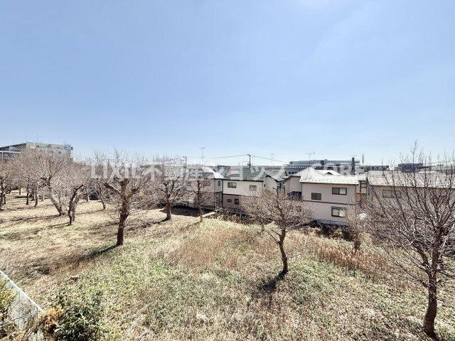 気持ちのいい空が見渡せる広いバルコニー。通風・採光にも優れ、心地よい光と風があふれています。