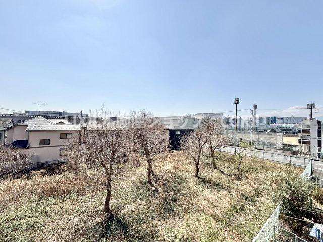 開放感いっぱいの眺望と共に光と風を享受するバルコニー。景観を眺めることができます。