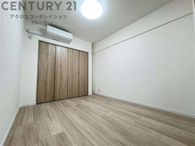 明るい色合いのフローリングとクロスを使用した洋室は家具やインテリアとも調和しやすく空間が広く感じられ開放感を生み出します。自然光を効果的に反射し、室内を明るく保つため、日中の照明使用を抑えられます。