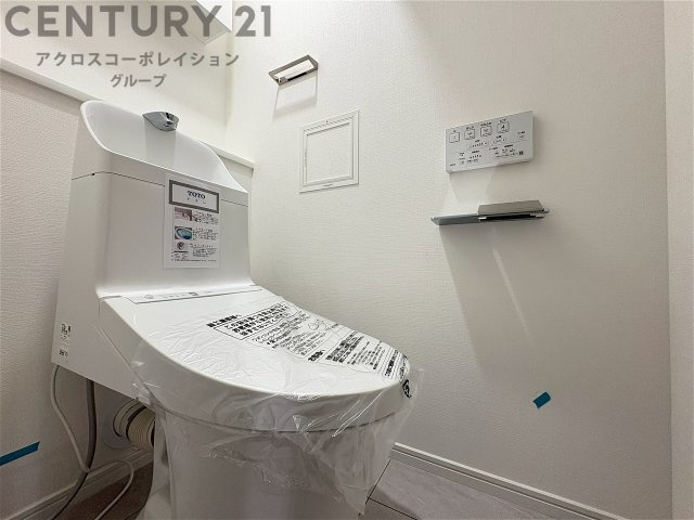 温水洗浄便座付トイレは温水洗浄機能により、暖かい水でおしりを洗浄することができ、冷たい水を使う従来の便座に比べ、温水洗浄機能で暖かいトイレを提供し、快適な使用を可能にします。
