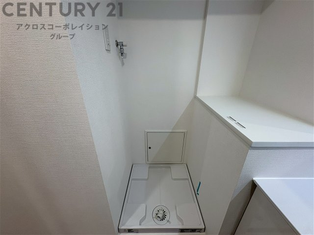 洗濯物の仕分け作業がしやすく、整理整頓が容易になります。洗濯音や湿気を他の部屋に持ち込まず、生活環境を快適に保ちます。上部を活用すれば収納スペースを確保でき洗剤や洗濯用品の整理もしやすくなります。