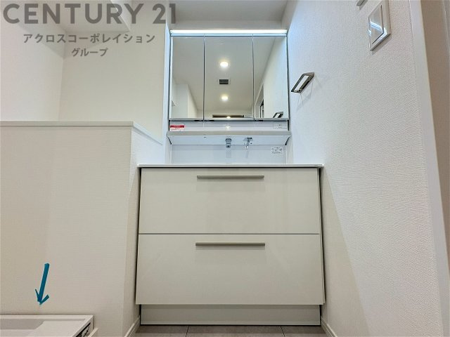 化粧品や洗顔料、歯ブラシなどの必需品をまとめて置ける収納スペースがあり、使用するたびに取り出す手間が省けます。また、水回りのため、濡れても大丈夫な素材が使用されており、お手入れが簡単です。