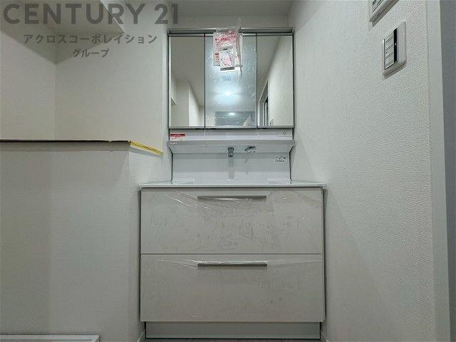 化粧品や洗顔料、歯ブラシなどの必需品をまとめて置ける収納スペースがあり、使用するたびに取り出す手間が省けます。また、水回りのため、濡れても大丈夫な素材が使用されており、お手入れが簡単です。