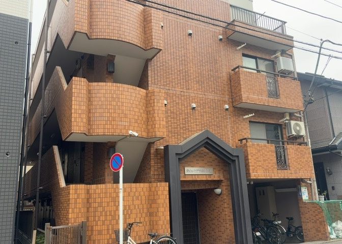外観はマンション管理がされているかの目安になります。築年数が古いと、壁面は劣化してひび割れが生じることも！建物が古びていても細かいところが修繕されていると、きちんと管理されているなぁと感じるでしょう。