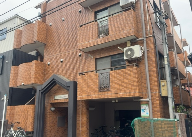 物件によっては、入居者が個人的に使用できる専用庭がついているものもあります。また、住宅の中にある土間の部分を庭と呼ぶこともあります。庭の用途は住む人によって変わり、それによってデザインもさまざまです。