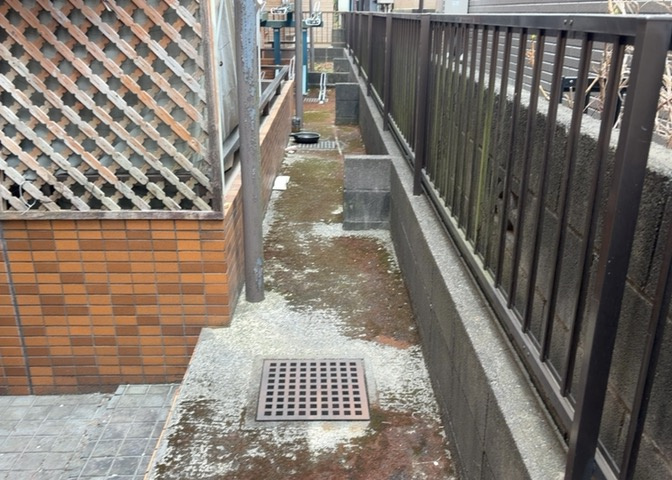 中庭（パティオ）とは、一つの建築物の内部に設けられた、壁などで囲われている庭のことを指します。コの字型、ロの字型が主流ですが、L字型の中庭もあります。最近では、インテリア性の高さからも人気があります。