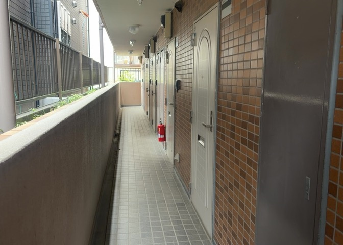 共有部分は、住民なら誰もが使える設備のこと。例えば駐車場やエレベーター、インターネット設備、セキュリティ設備などがあります。他にも、マンションの廊下・外部階段やエントランス・ゴミ置き場などがあります。