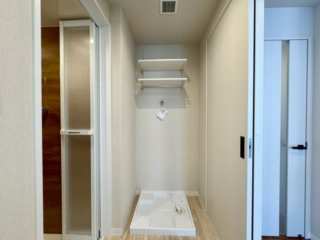 水回りが一箇所にまとまっており、無駄のないスムーズな家事動線を叶える機能的なランドリースペース。