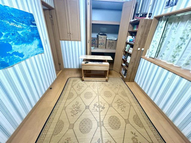 洋室のメリットは重い家具が置きやすく、身の回りが整理しやすいことです。　床がフローリングのため畳とは異なり凹みにくいです。　クローゼットなど収納が豊富で、普段使わない旅行カバンや服の整頓も簡単にです。