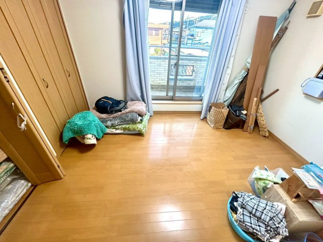寝室でゆっくりと過ごすためにはベッド周りの適度な空間を担保することや窓の位置、照明の明るさ、寝室の広さなどを考える必要があります。自身や家族の構成とライフスタイルに併せて寝室にする部屋を選びましょう！