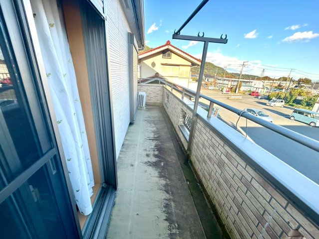 バルコニーは、室外の専用スペースのうち、「屋根がなく開放された空間」であるものを指します。ベランダより広いタイプのものが多く、日当たりもよいため家庭菜園などを楽しみたい人にとって適した環境となります。