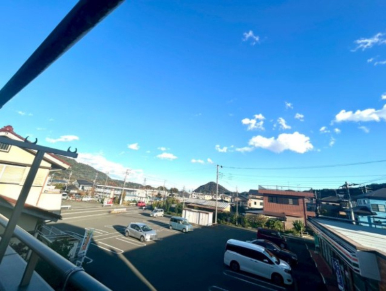 眺望を気にして物件を探す場合、前面に建物が建っていないか現地で確認しましょう！前面に建物があると景色はもちろん、日当たりや風通しにも影響が出てきます。住んだ時のことを想像しながら現地見学をしましょう。