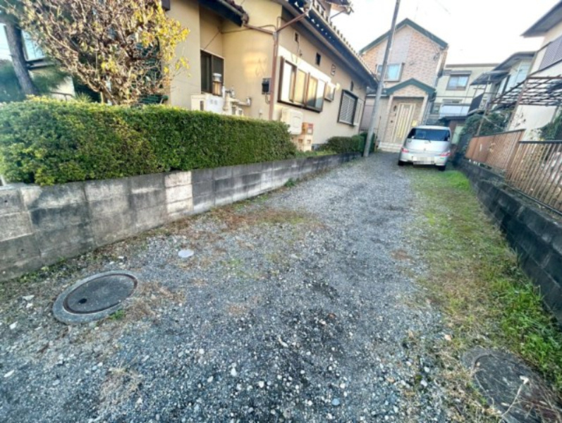 駐車場と明記されていても、最小スペースでつくられた駐車場だと大型車は駐車できなかったり、出入りしにくくなったりする可能性があります。お車のサイズと購入したい物件の駐車場のサイズを現地で確認しましょう。