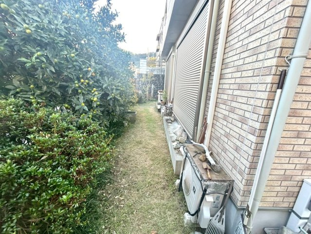 庭があることでガーデニングや家庭菜園はもちろん、こどもの遊び場やペットを放して遊ぶことができます。また、家の周囲に余裕があるということです。隣地との間があれば、十分な日当たりと、風通しが確保できます。