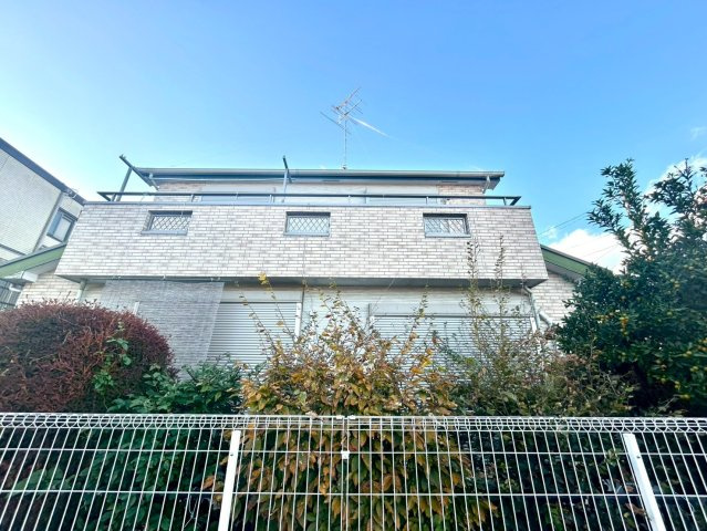 住宅用の土地では前面道路に2m以上接していなければならないと法律で定められています。しかし、お持ちの車のサイズやライフスタイルなどにより、2mでは利便が悪い場合もございますので、事前に確認しましょう。