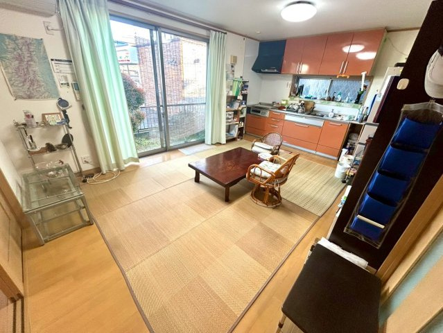 リビングの間取りの種類は大きくわけてリビングとダイニングが別になっているタイプ、リビングダイニング一体型です。どちらも一長一短ですので、新築で家を選ぶ時はその両面をチェックして決めるようにしましょう。