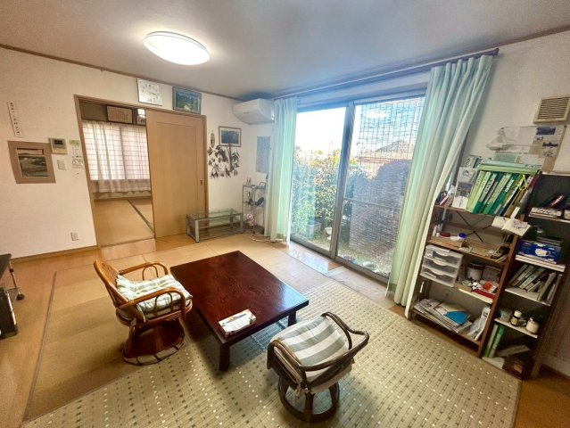 直線タイプはLとDKを一直線に並べた形で対面キッチンのタイプです。一般的なのでよく見かけるかもしれません。直線タイプに似た直接アイランドタイプは、キッチンとダイニングの間に壁がない分広く感じられます。