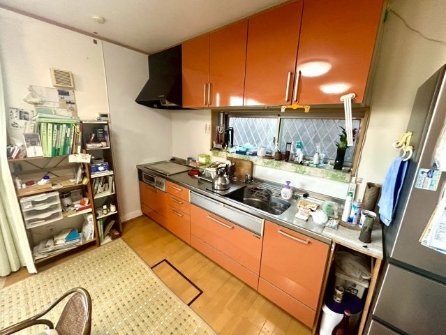 標準的なシステムキッチンの横幅は、165cm～300cm程度です。2100・2400・2550・2700などミリ単位で表記されます。普段どのように料理をするのかを想定しながら合ったサイズを選びましょう