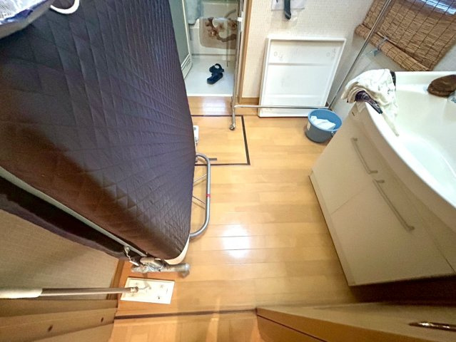 多くの戸建て住宅で見かける洗面脱衣所は、洗面台と洗濯機が2畳ほどのスペースに並べられていて、洗面所が脱衣所を兼ね備えている間取りが一般的です。お客様が利用することもある、パブリックな空間でもあります。