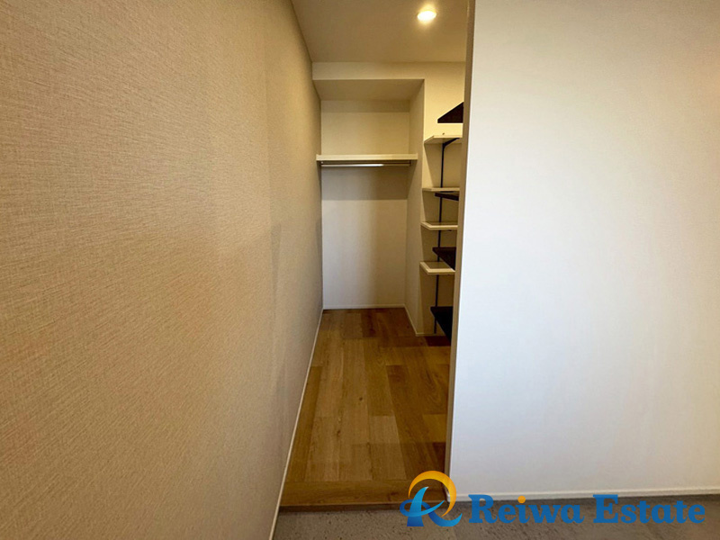 大きめのクローゼットがあるので、収納には困りません。物がスッキリ片付くので、お部屋はいつでも快適です。