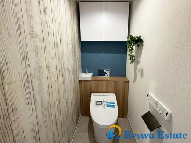 トイレットペーパーなど保管に便利な収納スペースを完備！