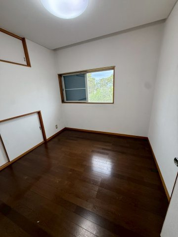 白を基調としたシンプルな洋室。子供部屋や趣味の部屋に。