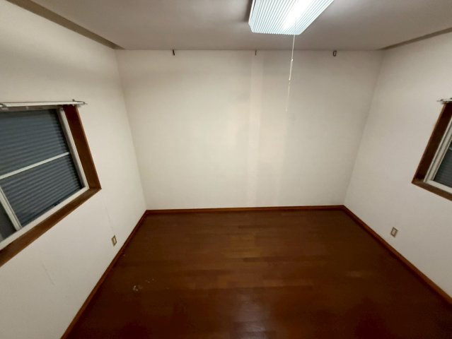 集中しやすい広さのお部屋。書斎やテレワークスペースに。