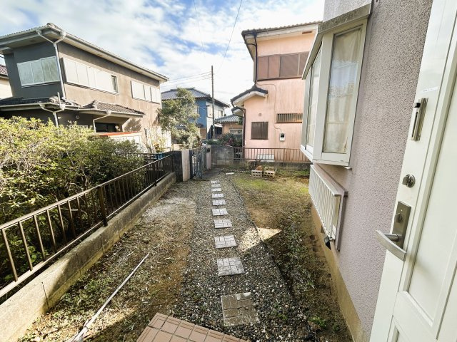 門から玄関までゆとりある動線。お好みの鉢植えで彩る楽しみも。