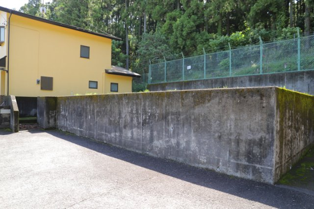 土地の面積＝住宅面積ではありません。建ぺい率の問題などで、土地のある場所によって住宅を建てられる面積は限られています。高さもしかり、「土地」という言葉の中には、建築条件も含まれると考えておきましょう。