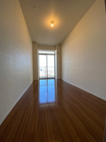 （空室時の写真）図面上の中部屋部分です。お子様のお部屋としても最適です。勿論、在宅勤務としての書斎やデスクワークもできる広さがあります。