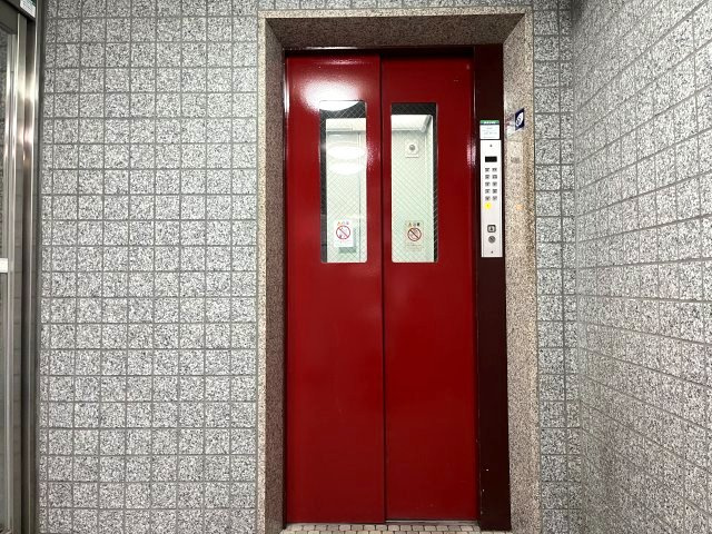 お買い物帰りなど荷物が多い時に助かるエレベーター完備！