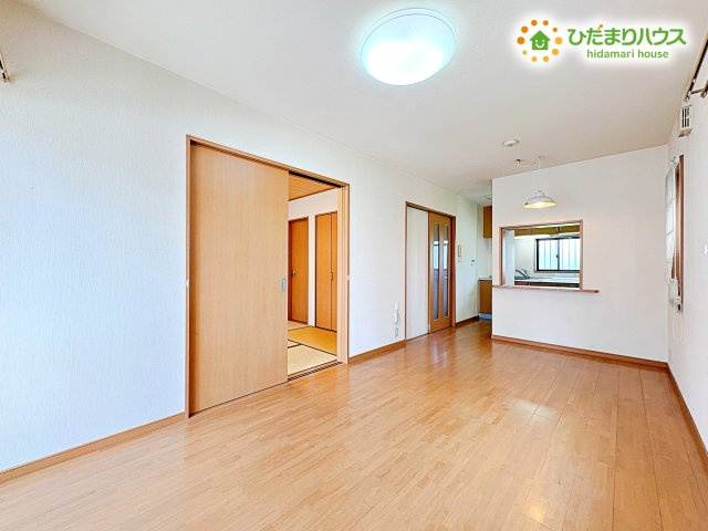 綺麗な白の壁紙、明るい木目の建具がリビングを明るくします！　キッチンで調理したものをダイニングテーブルに運びやすくした　ところは嬉しいポイントです！