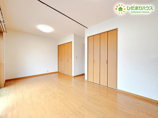 お部屋を2つに分けられるレールがついております！　レールを取り外してアコーディオンドアにも変更可能です！　ご相談くださいませ！
