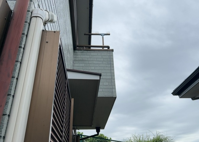 バルコニーは、室外の専用スペースのうち、「屋根がなく開放された空間」であるものを指します。ベランダより広いタイプのものが多く、日当たりもよいため家庭菜園などを楽しみたい人にとって適した環境となります。