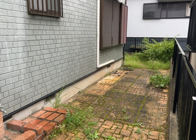 建物の基礎工事の方法は、主流となっているベタ基礎（防湿基礎）と布基礎の2種類に分類され、床下の通気性や耐久性などに違いがあります。建物の基礎部分の構造や付帯設備など詳細については現地でご確認ください。