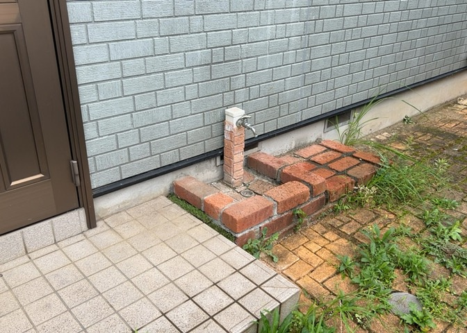 敷地内に散水栓や立水栓があると便利です。水道水を直接利用できるため、水を運ぶ手間を省くことが出来ます。大量の水を必要とする洗車作業や清掃などに役立ちます。その他設備とあわせて、現地でご確認ください。
