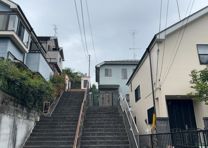 南側道路の場合は長い時間光を入れ込むことができるため、庭やリビングを道路側に持ってくることが多く土地価格も高い傾向にあります。一方北側道路だとリビングや庭が南側になりプライバシーを守ることができます。