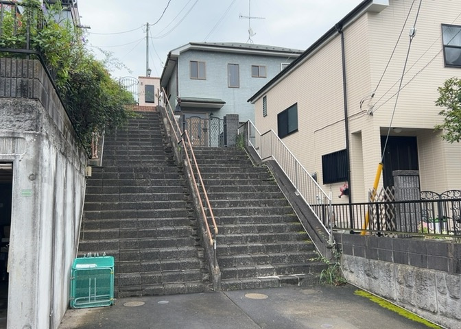 東側道路の場合は居室を南向きに設計しやすいため、朝日が入りやすいというメリットがあります。一方、西側道路も東側同様に居室を南向きに設計しやすいのですが、住宅地だと朝日が入りにくいという弱点があります。