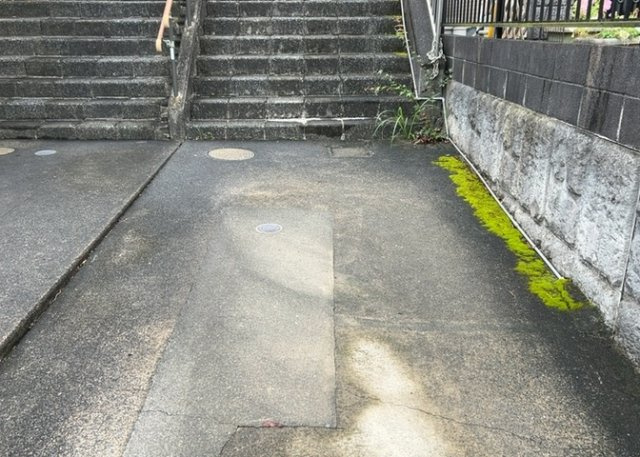 車一台あたりに必要なスペースは、標準サイズの普通自動車で横幅2m50cm、長さ5mは必要になります。ただし、乗降のことも考慮して横幅3m30cm、長さ5m50cmほどは確保できるところを選びましょう。